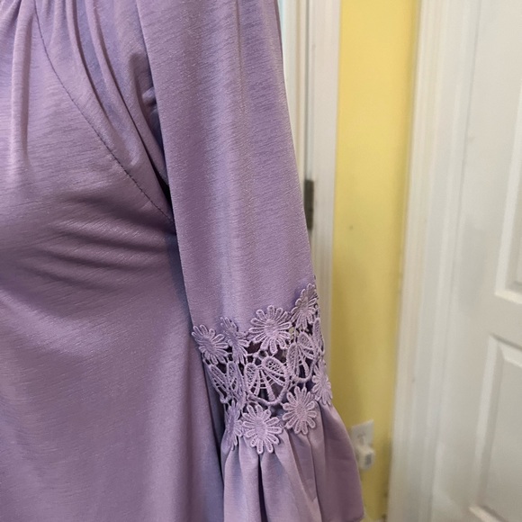 Cute purple tunic. Perfect for spring. - Picture 3 of 4